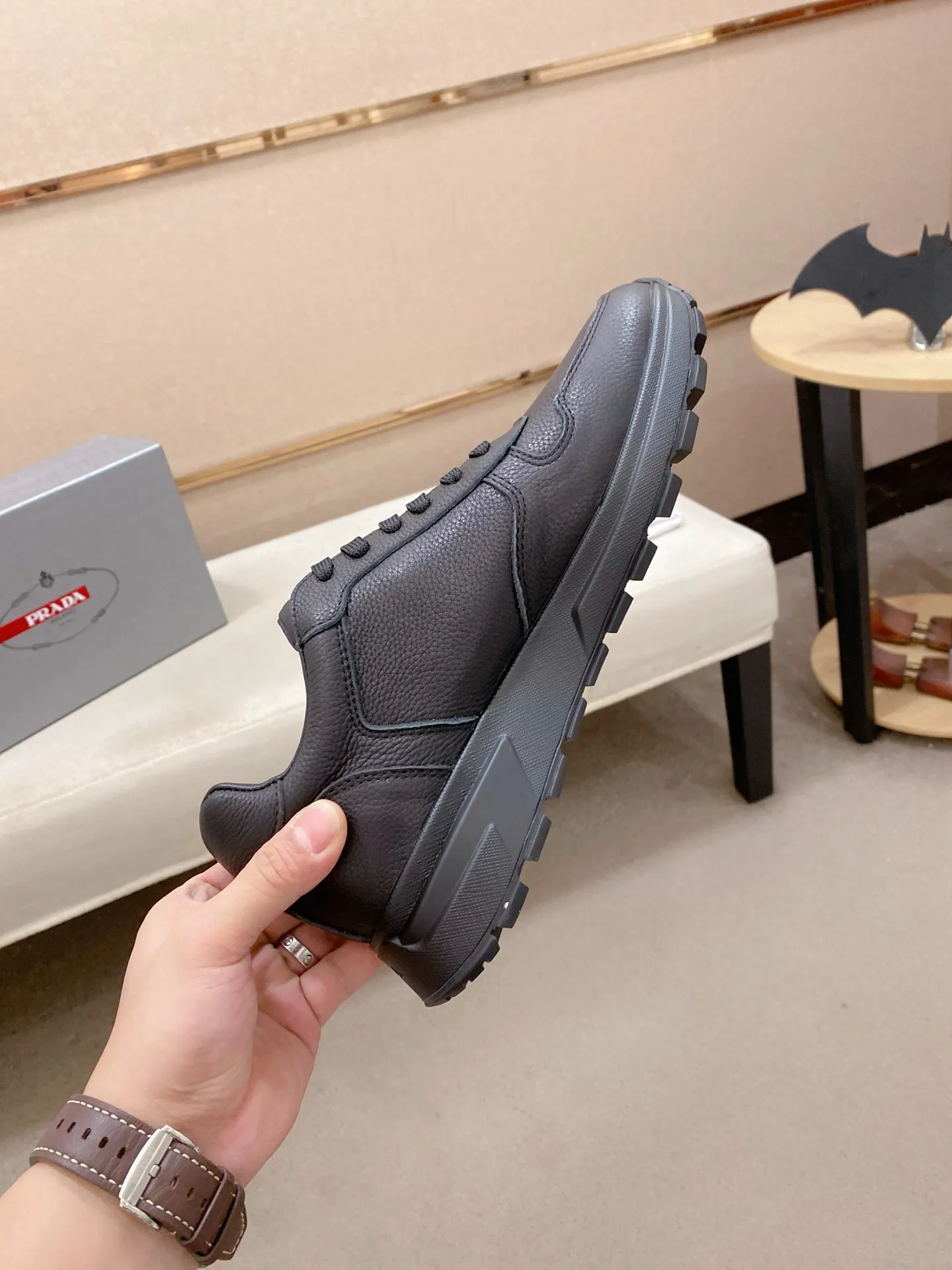 Factory price 560💰(High version) New Prada (Prada) high-top counters are on the market at the same time, new men's shoes, 😘fabrics are selected from waterproof technical cloth. First layer cowhide lining. 👍🏿Original molded anti-slip rubber outsole, with exquisite lines, simple and elegant, comfortable and high-end for leisure travel. Number of yards: 38 to 44. (Can be customized for 45.46.)